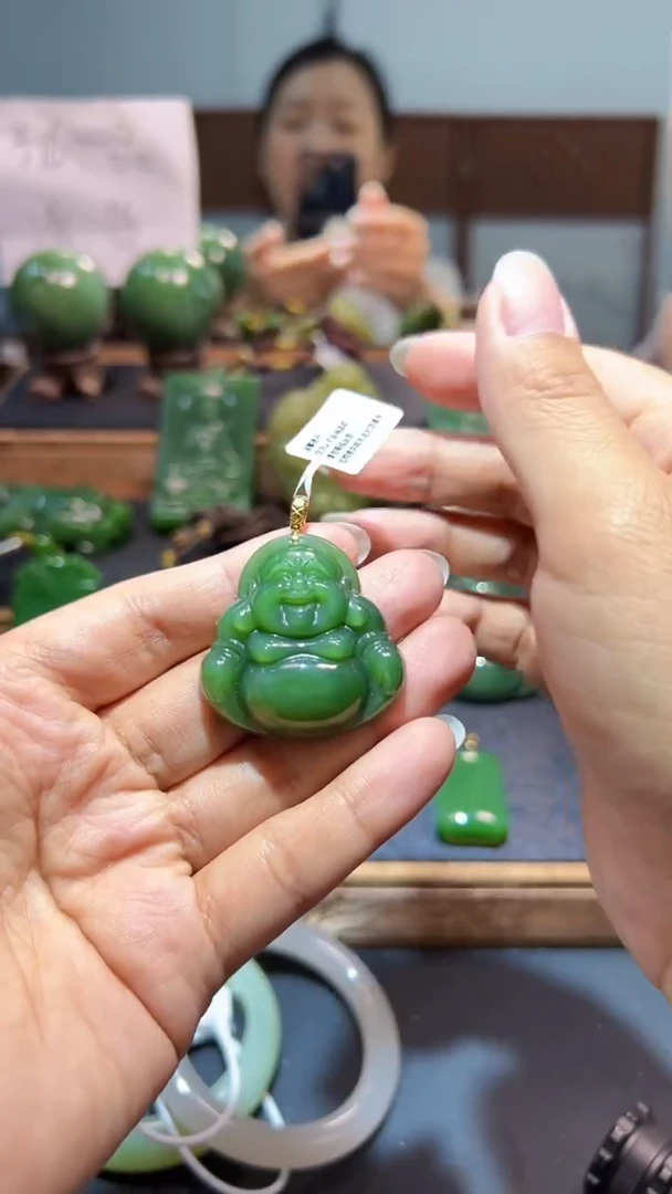 颈饰18K金镶嵌和田玉（碧玉）1