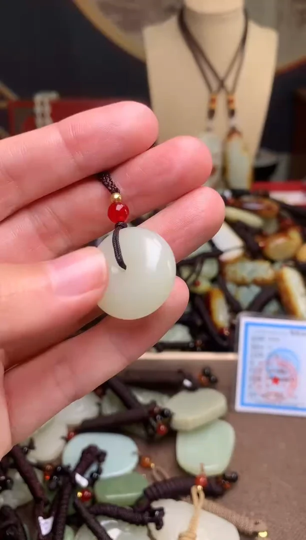 玉新疆料青海料清水吊坠