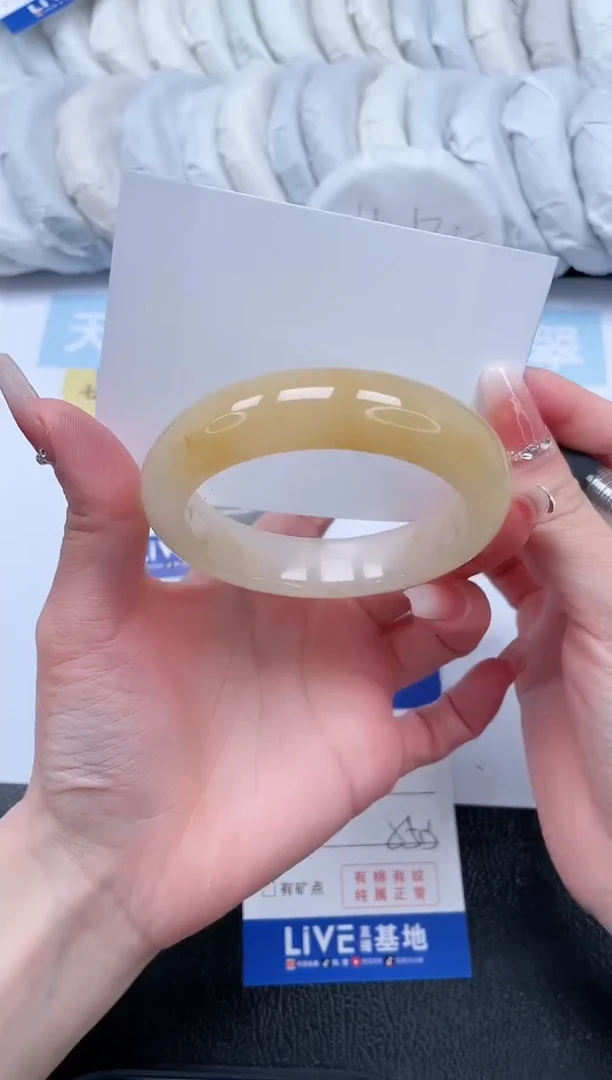 【闪购商品】石英质玉手镯未镶嵌T303-55.3