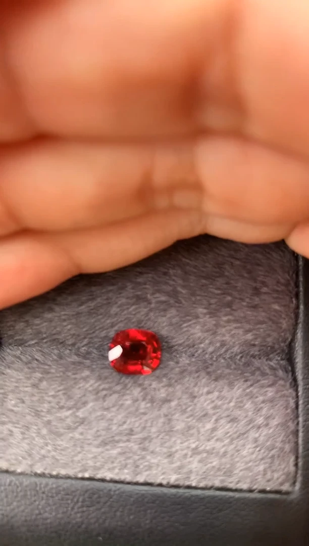 未镶嵌裸石定制尖晶石枕型 红色调 1.59ct