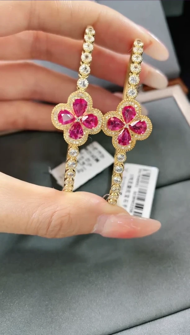 18K金镶嵌天然红宝石手镯   多样性发其一