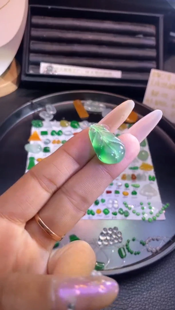 翡翠挂件未镶嵌叶子