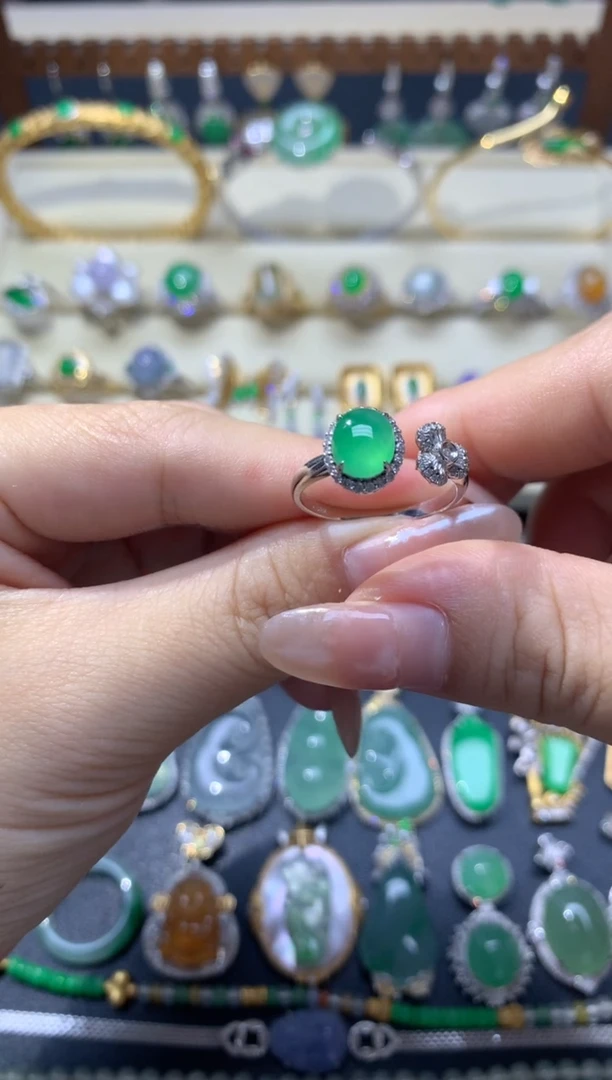 颈饰18K金镶嵌翡翠戒指