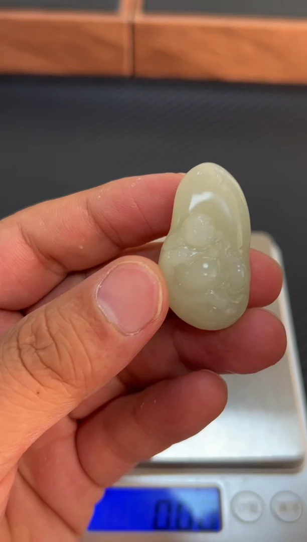 和田玉未镶嵌吊坠(赠链)且末微色差迪克兰一细