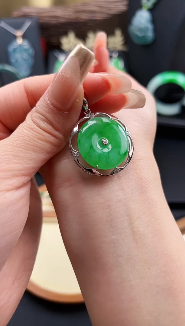 【闪购商品】翡翠颈饰18K金镶嵌翡翠平安扣