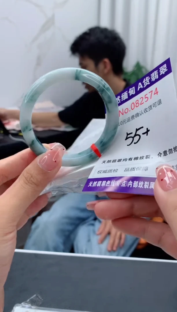 未镶嵌手镯翡翠有纹，完美者勿拍