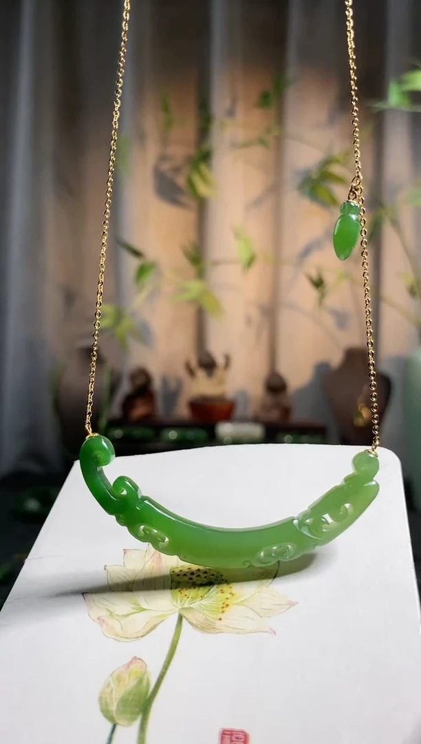 【闪购商品】和田玉颈饰18K金镶嵌，碧玉玉璜（半壁之美），含一体链