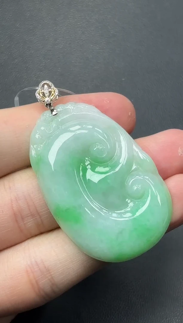 颈饰18K金镶嵌翡翠如意