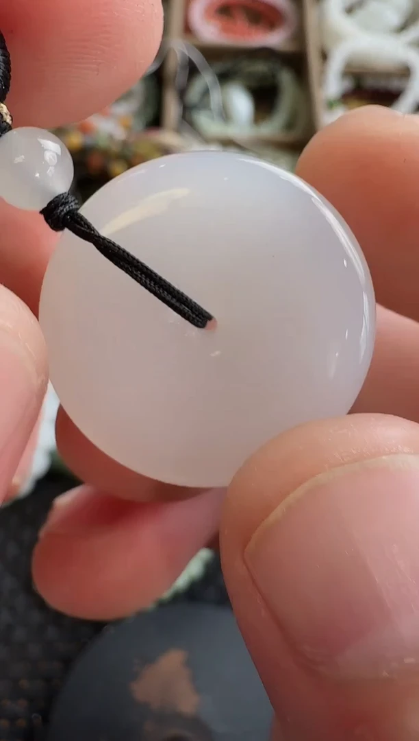 和田玉未镶嵌颈饰25平安扣