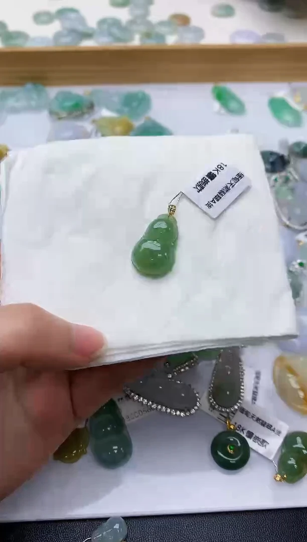 颈饰18K金镶嵌翡翠天然A货