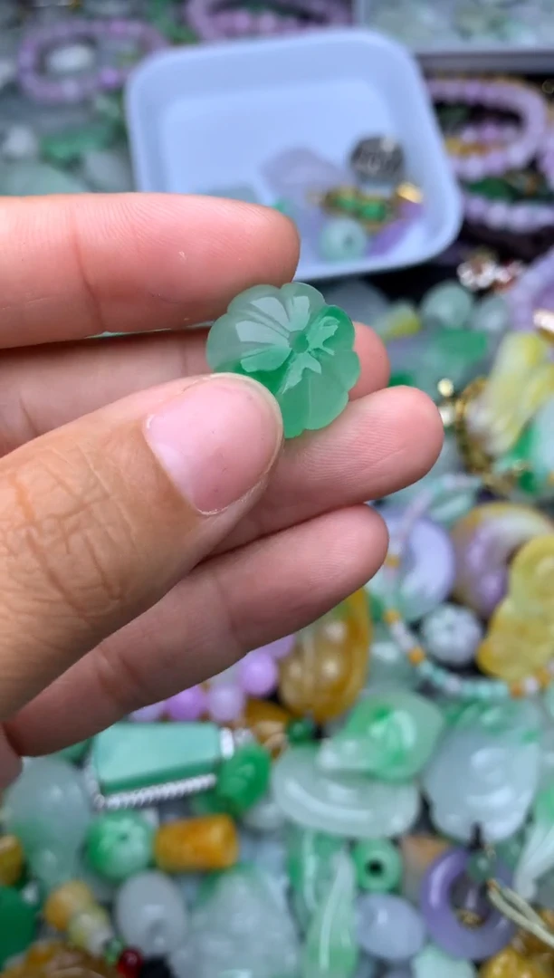颈饰未镶嵌翡翠天然缅甸翡翠吊坠