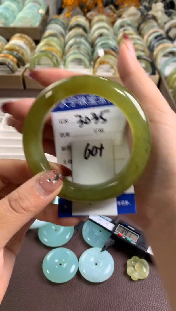 【闪购商品】蛇纹石玉手镯未镶嵌3035