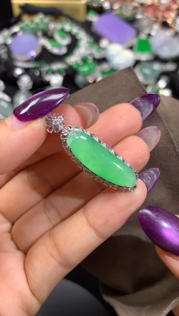 颈饰18K金镶嵌翡翠翡翠瓜瓜（福利好价）