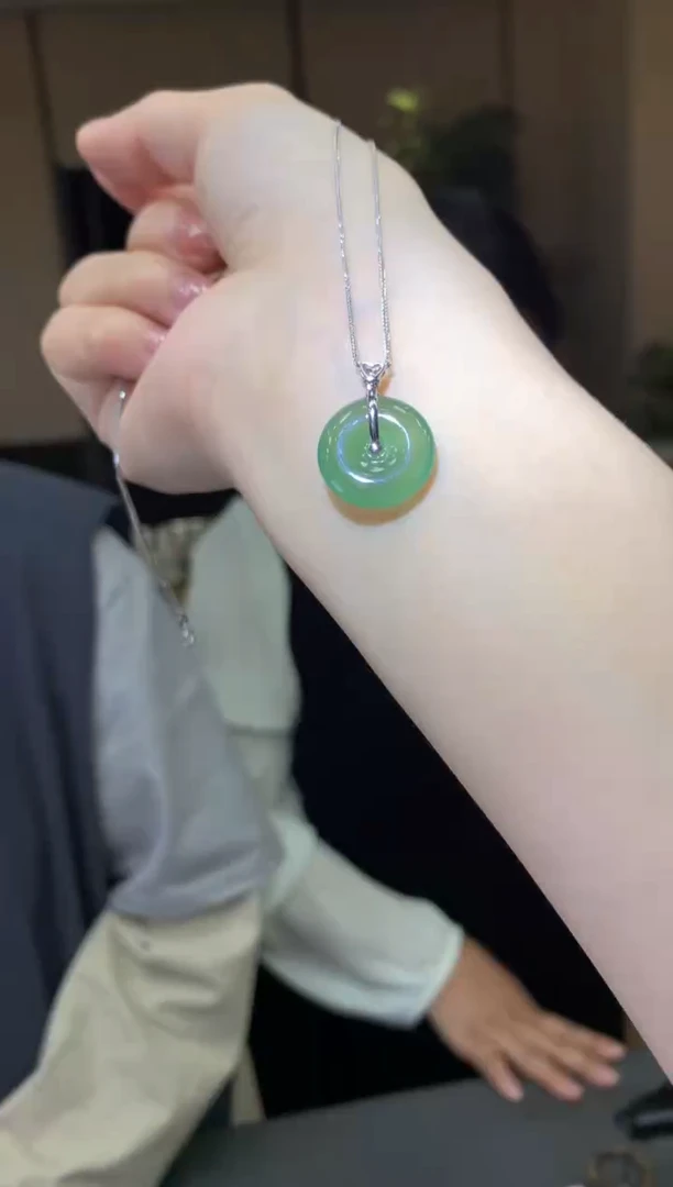 颈饰18K金镶嵌翡翠|不退不换