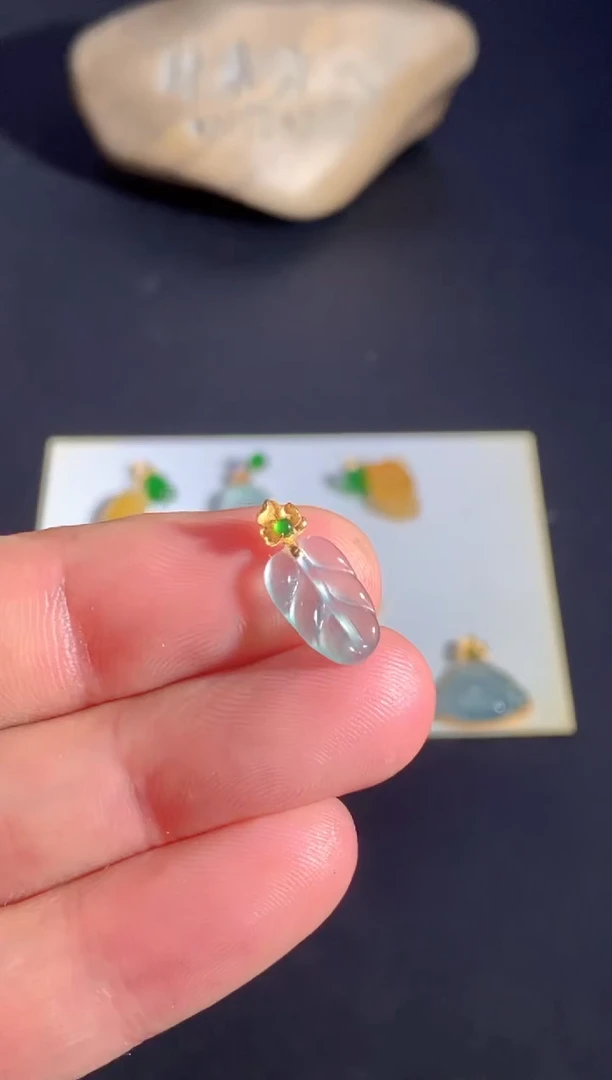 颈饰18K金镶嵌翡翠