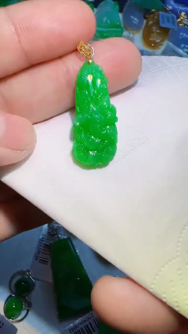颈饰18K金镶嵌翡翠白菜