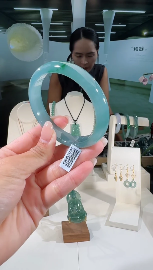 翡翠手镯未镶嵌60圈