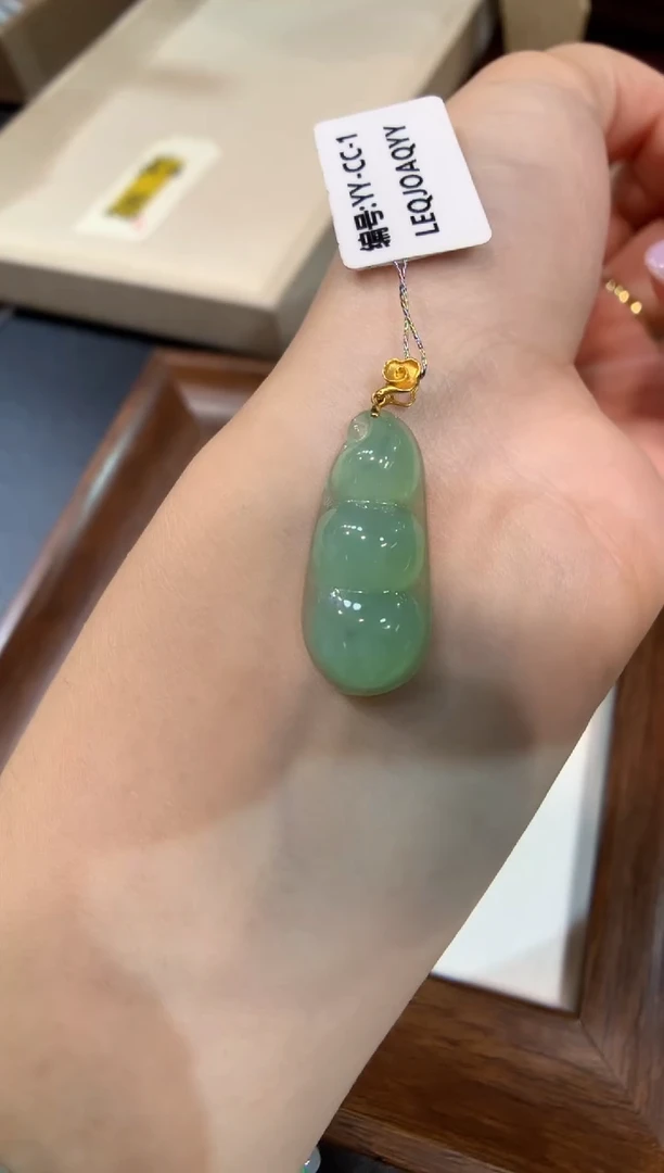 吊坠(不含链)18K金镶嵌翡翠福豆