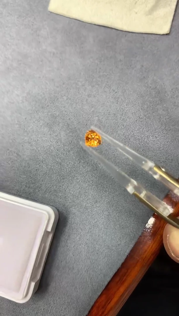 未镶嵌裸石石榴石（芬达石）1.02ct 25
