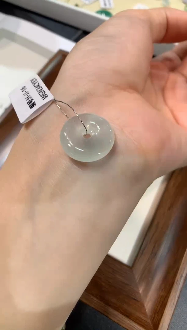 颈饰未镶嵌翡翠平安扣