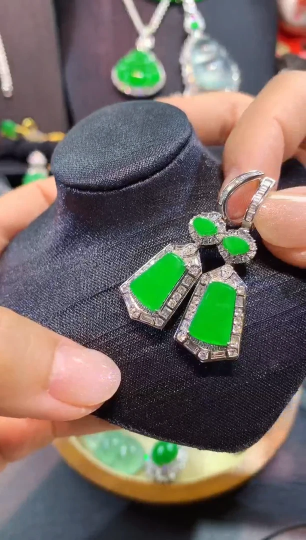 18K金镶嵌翡翠耳饰耳包