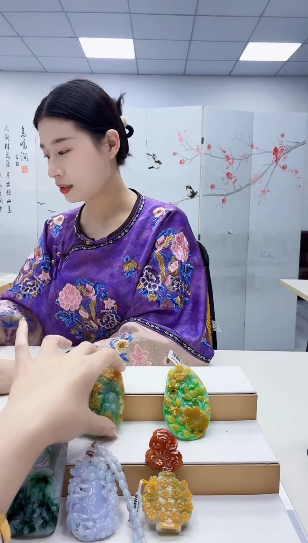 未镶嵌定制翡翠小**.4812jw-毛货挂件