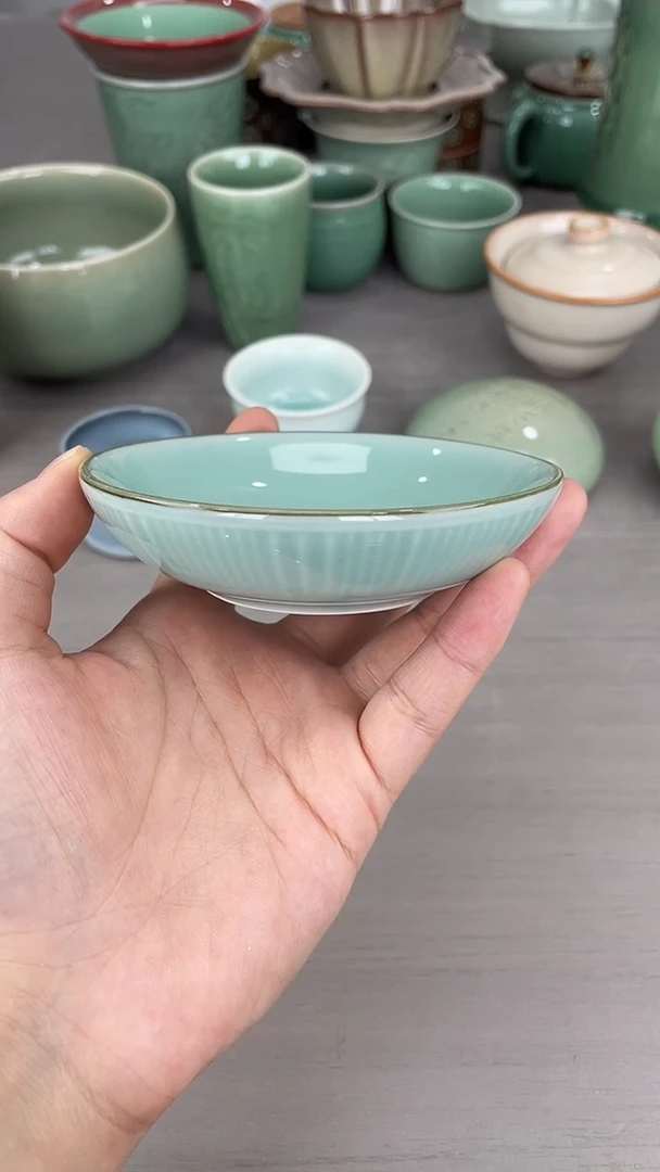 青瓷原产地仓储放漏竖条外面