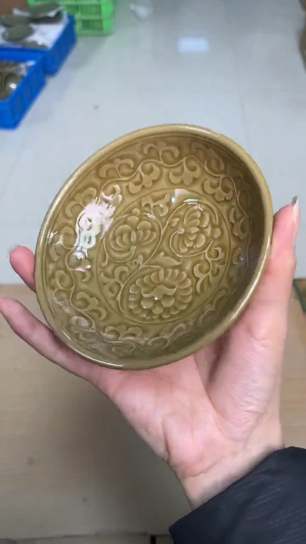 陶瓷姜黄色 秘色小菊纹盘（一个）