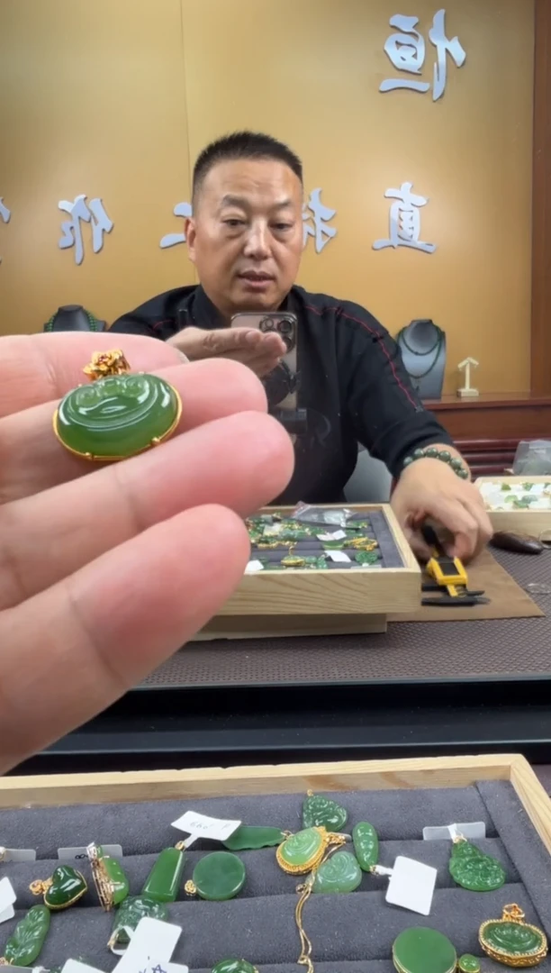 颈饰18K金镶嵌和田玉挂件