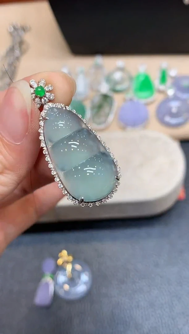 颈饰18K金镶嵌翡翠福豆【无服务费