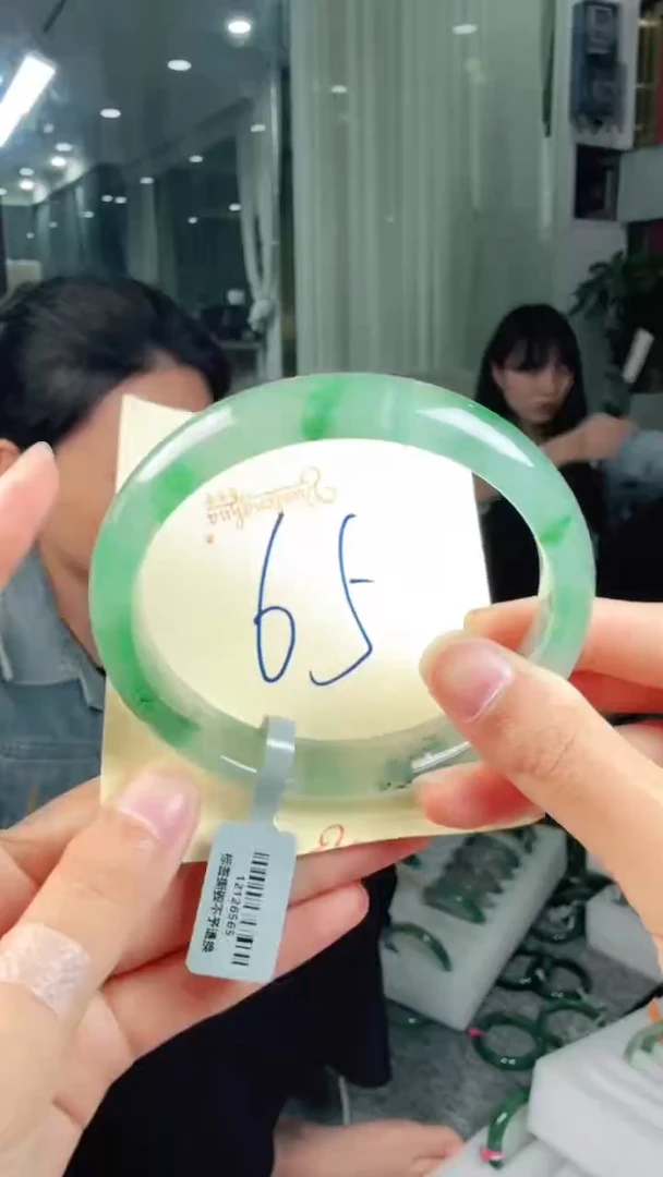 未镶嵌手镯石英质玉（非洲翠）有天然洒金亮片/矿点/棉线65