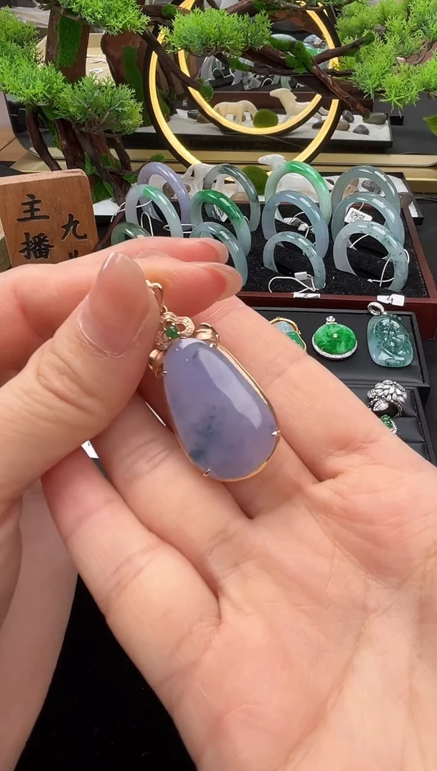 颈饰18K金镶嵌翡翠吊坠