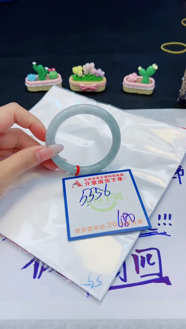 【闪购商品】翡翠手镯未镶嵌，质检证书图片色彩偏黑白