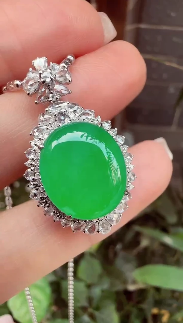 【闪购商品】翡翠吊坠(不含链)18K金镶嵌蛋面