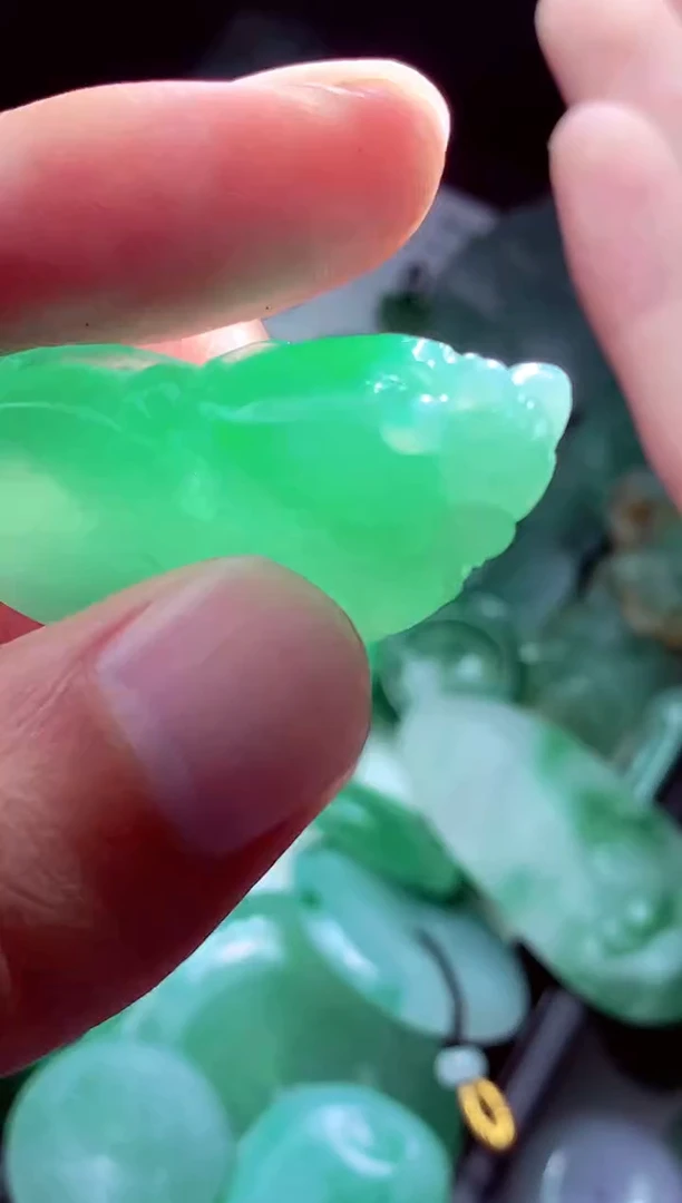 未镶嵌定制翡翠八****?翡翠毛货定制
