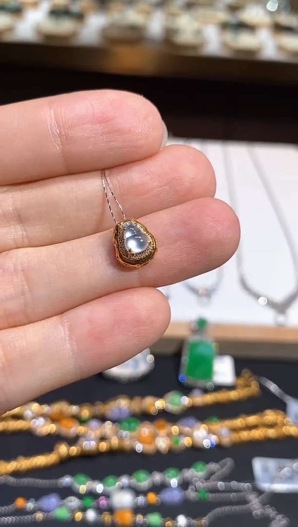 翡翠18K金镶嵌颈饰吊坠