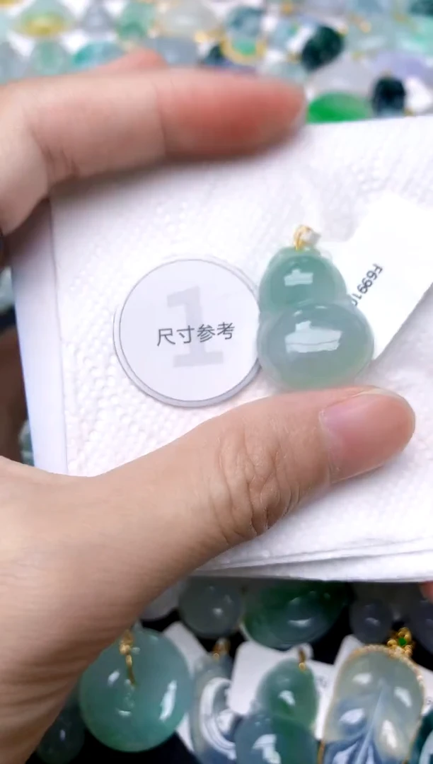 颈饰18K金镶嵌翡翠天然A货翡翠