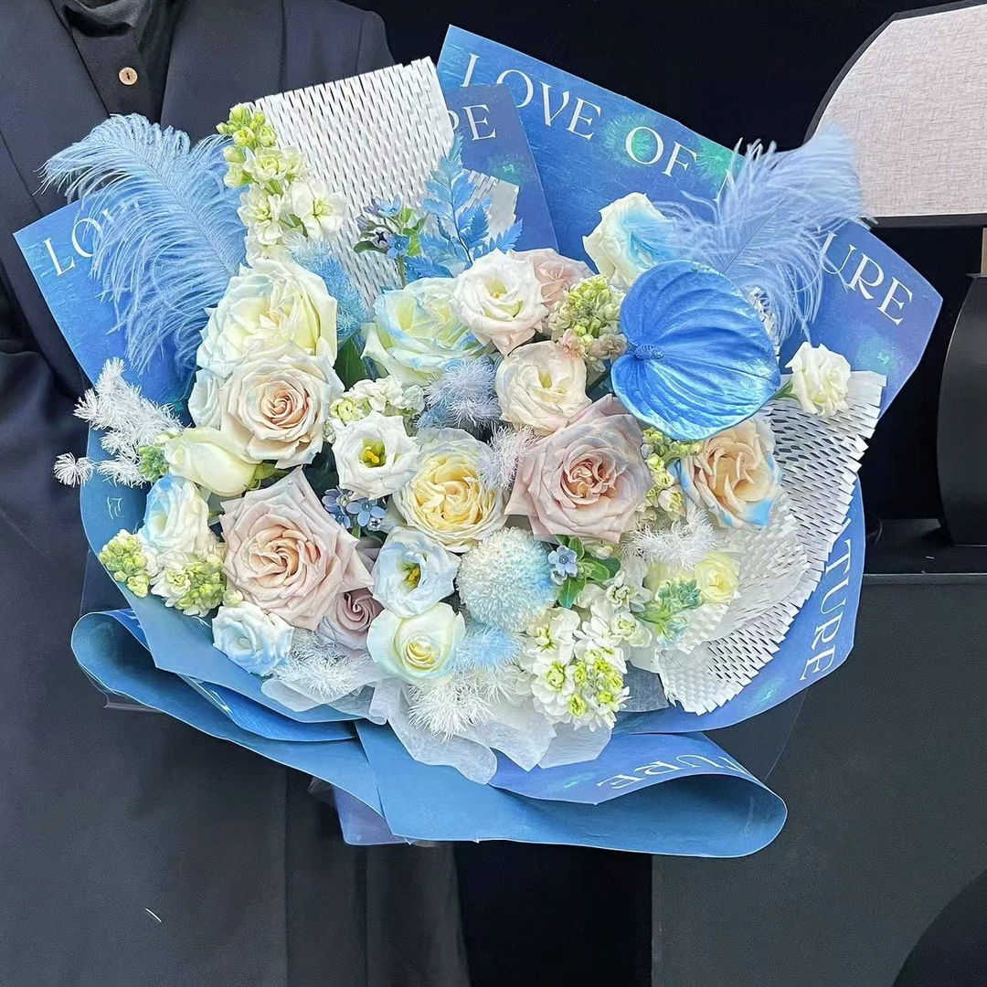 【蓝色情调】11枝碎冰蓝白玫瑰搭配曼塔羽毛混搭花束送老婆女友浪漫惊喜