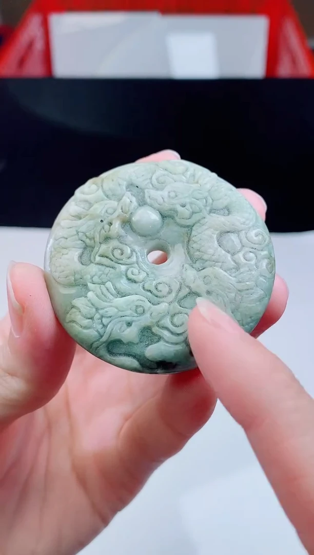 颈饰未镶嵌翡翠酒**栀   `