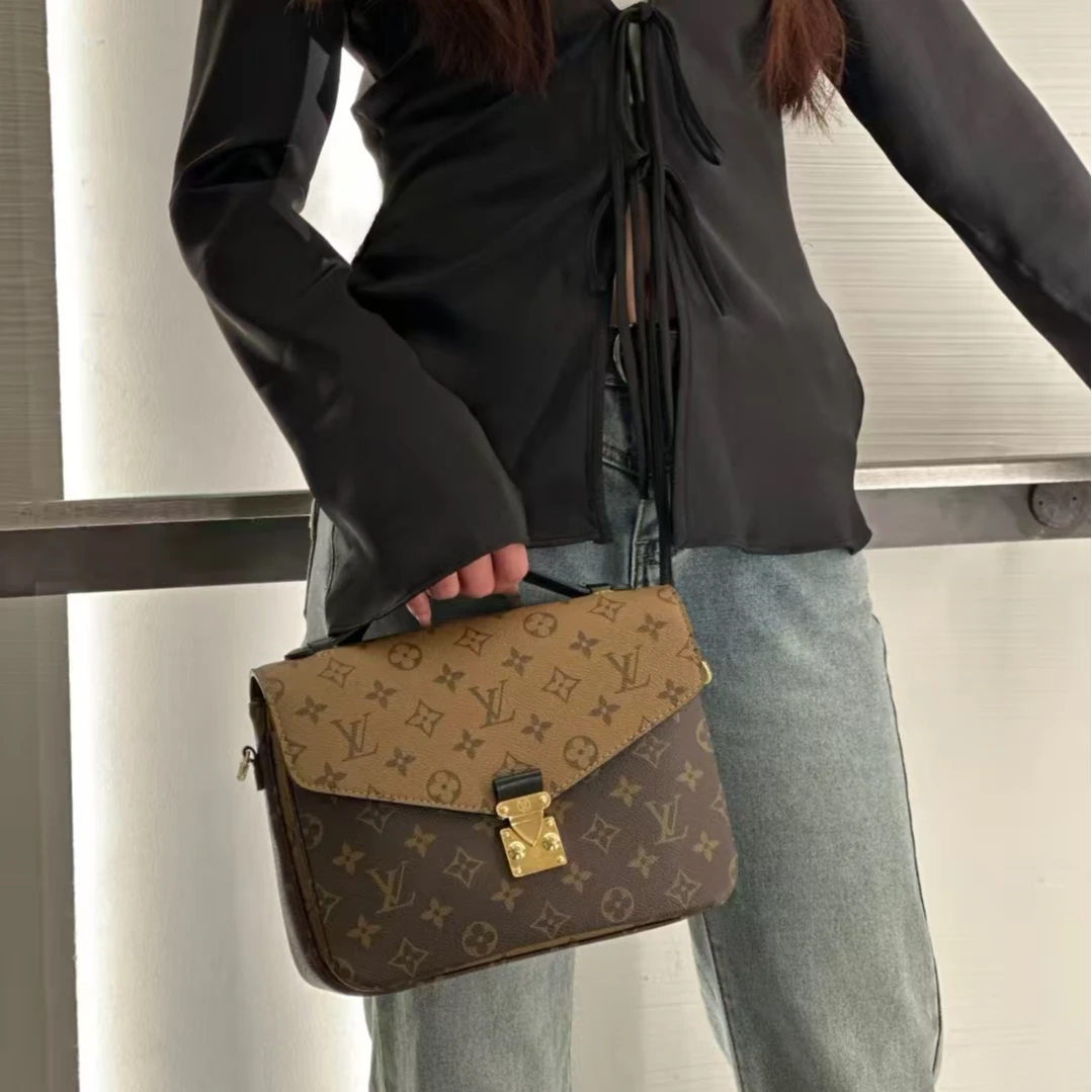 99新 LouisVuitton/路易威登 拼色邮差时尚百搭单肩包手提包