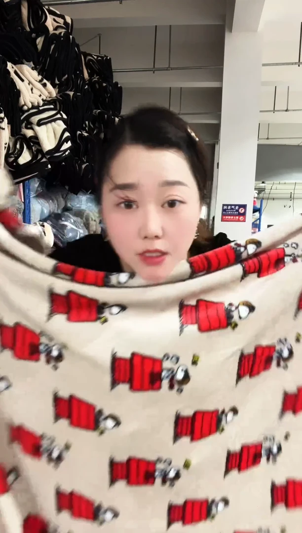 混纺主播手上展示的产品