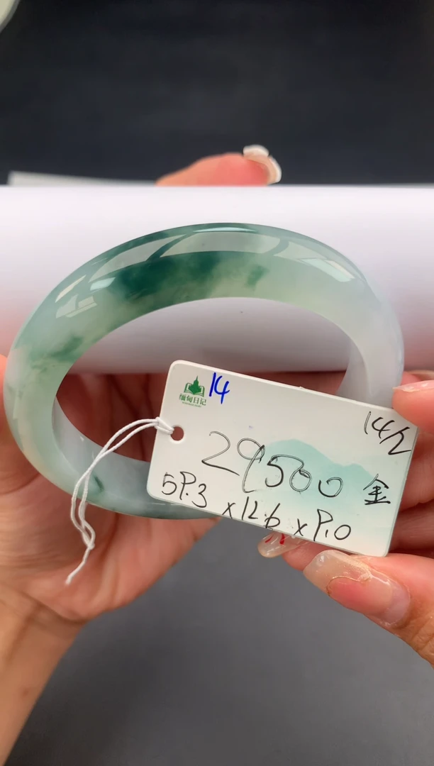 【闪购商品】翡翠手镯未镶嵌 #情人节#送礼，下单联系客服核对地址~