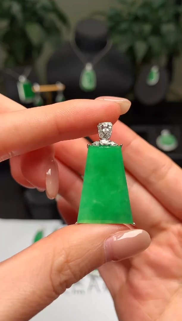 颈饰18K金镶嵌翡翠无事牌