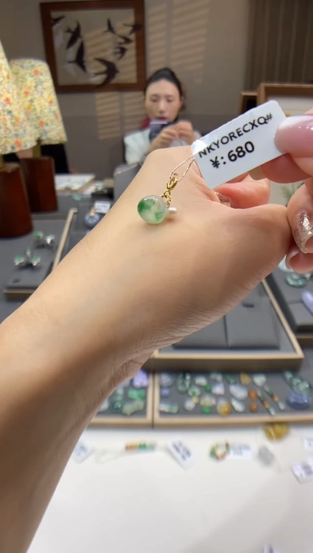 翡翠18K金镶嵌颈饰莲蓬