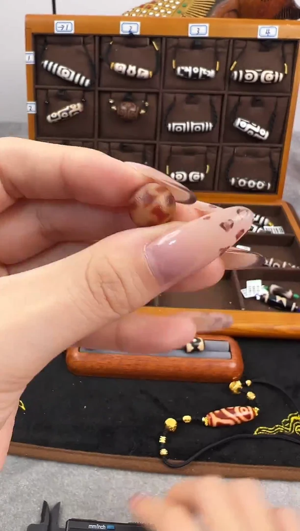 玛瑙/玉髓（覆膜）颈饰未镶嵌37微瑕随机发货