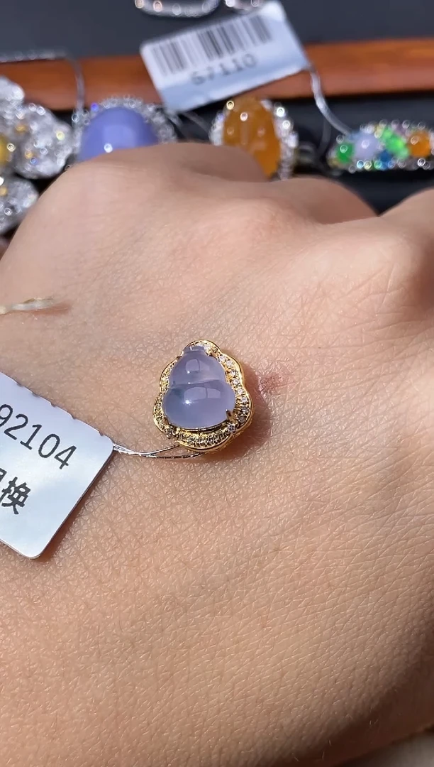 颈饰18K金镶嵌翡翠吊坠