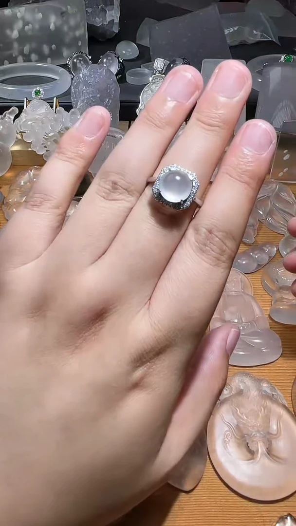 未镶嵌石英质玉戒指无