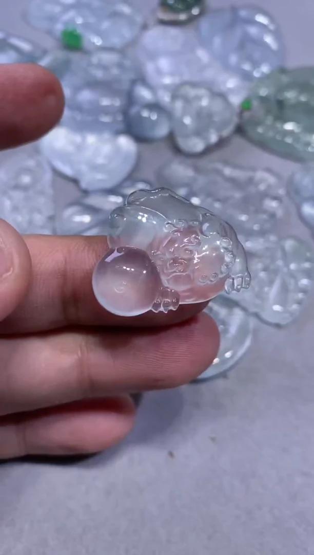 吊坠(不含链)未镶嵌翡翠貔貅22800  21.9  27.3 5.7