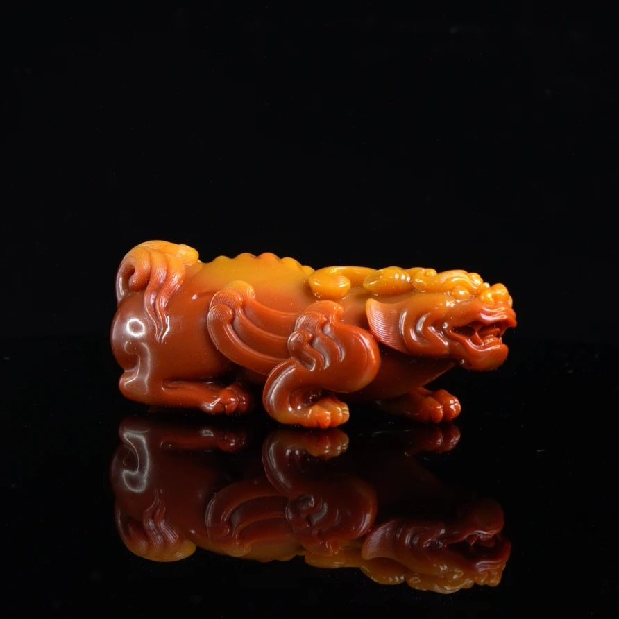 Lot.20.寿山石红黄芙蓉飞天貔貅手把件159克9.8x3.5x3.5cm