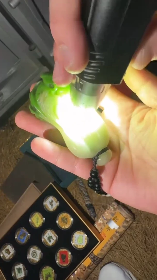 香榧木白菜手把件